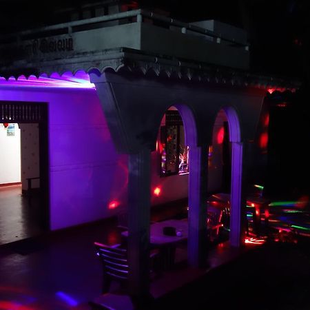 Little White House Hotel Trincomalee Buitenkant foto