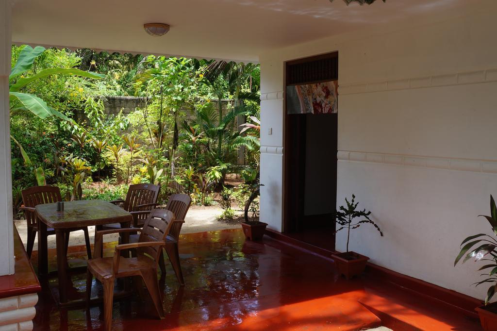 Little White House Hotel Trincomalee Buitenkant foto