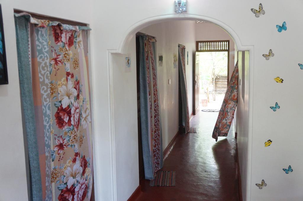 Little White House Hotel Trincomalee Buitenkant foto