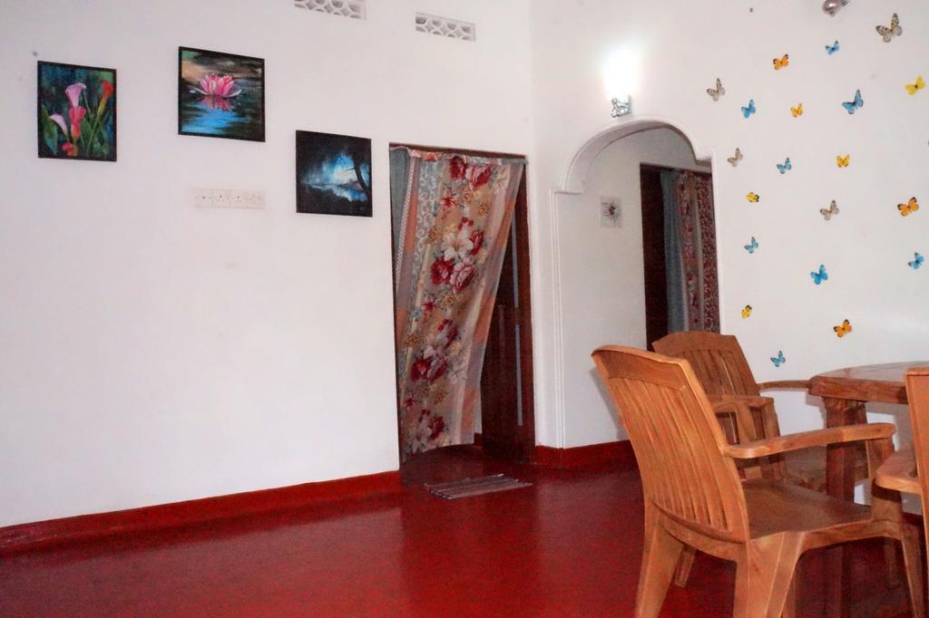 Little White House Hotel Trincomalee Buitenkant foto