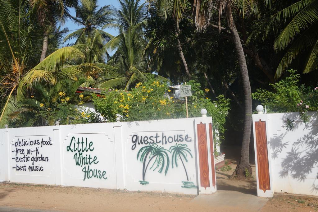 Little White House Hotel Trincomalee Buitenkant foto