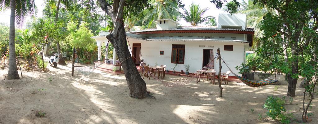 Little White House Hotel Trincomalee Buitenkant foto