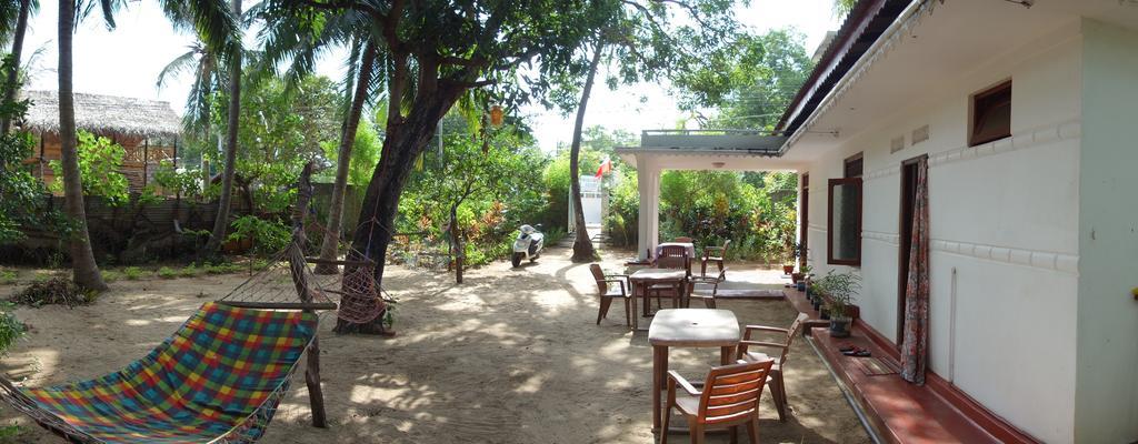 Little White House Hotel Trincomalee Buitenkant foto