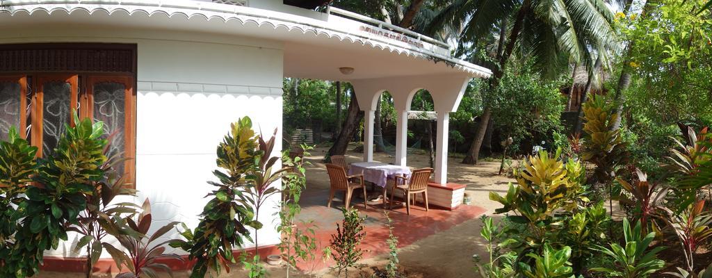 Little White House Hotel Trincomalee Buitenkant foto