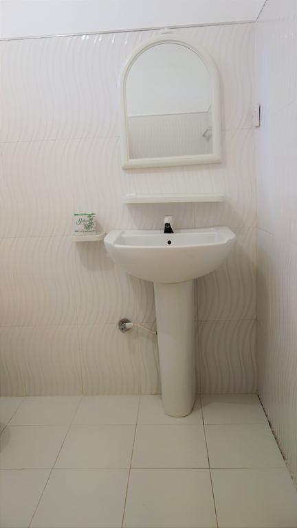 Little White House Hotel Trincomalee Buitenkant foto