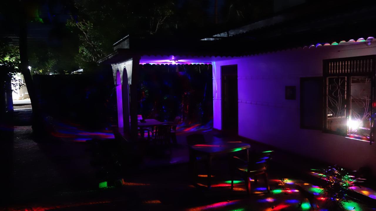 Little White House Hotel Trincomalee Buitenkant foto