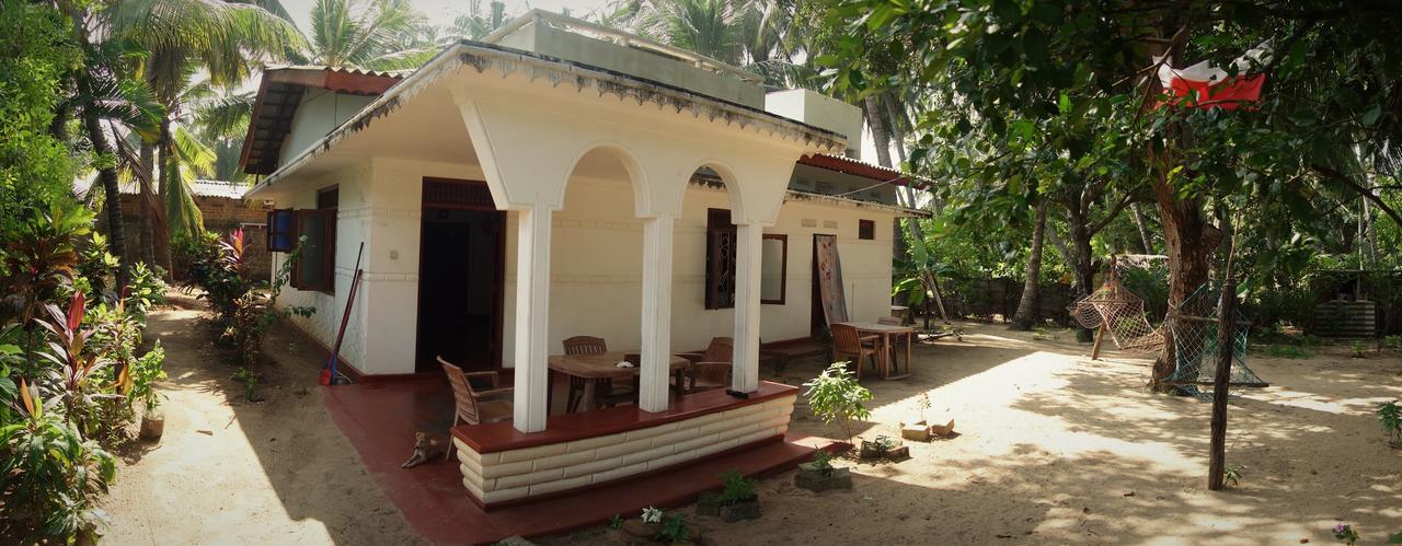 Little White House Hotel Trincomalee Buitenkant foto